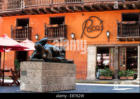 Statue einer fetten Frau liegend von Fernando Botero in der Plaza de Santo Domingo, Cartagena de Indias, Kolumbien Stockfoto