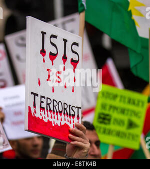 Anti-ISIS ist ein terroristisches Plakat; Proteste am Bahnhof Lime Street, Liverpool, Merseyside, britische Demonstranten marschieren durch das Stadtzentrum von Liverpool, um gegen die Terrorgruppe ISIS zu demonstrieren. Rund 300 Demonstranten marschierten entlang der Church Street, der Bold Street und der Renshaw Street, bevor sie vor der Lime Street Station einmarschierten. Demonstranten winkten Fahnen mit Slogans wie „vereinigt euch gegen den IS-Terror in Kurdistan“ und „rettet Kobane“. Die Proteste, die von den „Volksschutzeinheiten“, auch bekannt als YPG, organisiert wurden, dauerten zwei Stunden. Oktober 2014 Quelle: Cernan Elias/Alamy Live News Stockfoto