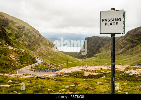 Melden Sie sich auf eine schmale Bergstraße in Schottisches Hochland mit Bestimmung für PASSING PLACEs Stockfoto