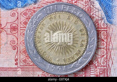 Rückseite der argentinischen 1 Peso Münze, die das nationale Emblem die Sonne des Mai zeigt Stockfoto