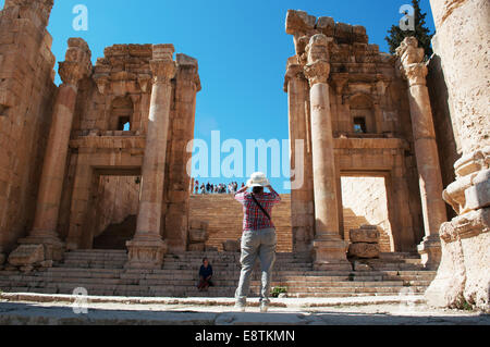 Jerash: Touristen vor der Kathedrale, ehemalige Tempel des Dionysus umgebaut im 4. Jahrhundert als byzantinische Kirche in der archäologischen Stadt Stockfoto