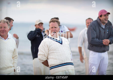 RSrnYC Kapitän "Tommo" und seine Team-Uhr die Aktion während der jährlichen Brambles Cricket match Stockfoto