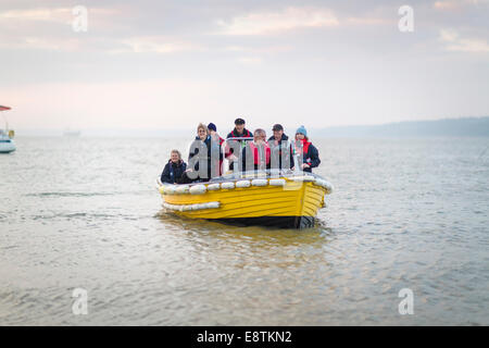 Zuschauer beobachten die Aktion während der jährlichen Brambles Cricket zwischen Island Sailing Club und dem Royal Southern übereinstimmen Stockfoto