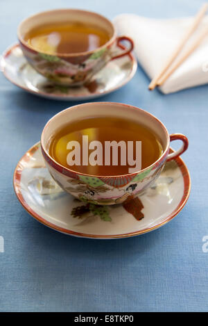 Miso-Suppe Brühe serviert japanische Cups. Stockfoto