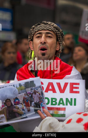 Anti-ISIS ist ein terroristisches Plakat; Proteste am Bahnhof Lime Street, Liverpool, Merseyside, britische Demonstranten marschieren durch das Stadtzentrum von Liverpool, um gegen die Terrorgruppe ISIS zu demonstrieren. Rund 300 Demonstranten marschierten entlang der Church Street, der Bold Street und der Renshaw Street, bevor sie vor der Lime Street Station einmarschierten. Demonstranten winkten Fahnen mit Slogans wie „vereinigt euch gegen den IS-Terror in Kurdistan“ und „rettet Kobane“. Die Proteste, die von den „Volksschutzeinheiten“, auch bekannt als YPG, organisiert wurden, dauerten zwei Stunden. Oktober 2014 Quelle: Cernan Elias/Alamy Live News Stockfoto