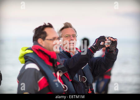 Zuschauer beobachten die Aktion während der jährlichen Brambles Cricket match Stockfoto