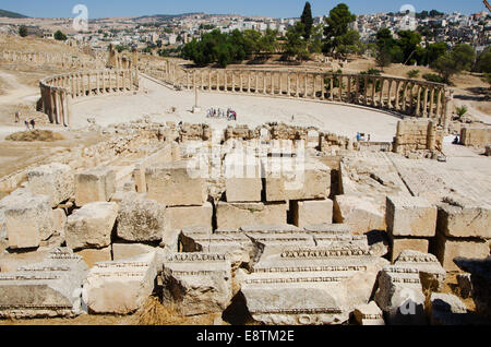 Jordanien, Naher Osten, der römischen Stadt Jerash: Überblick über die ovale Forum, die Kolonnade und Cardo Maximus, Pompeji des Ostens Stockfoto