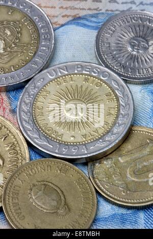 Argentinische 1 Peso-Münze und centavos Stockfoto