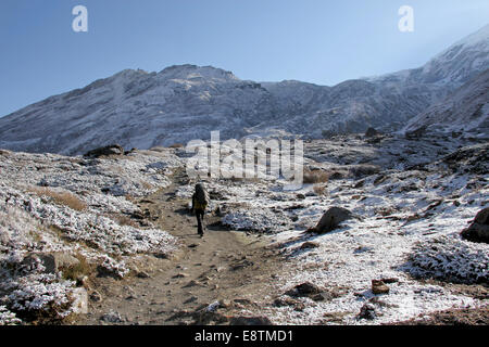 Mädchen-Trekking im Schnee auf dem Annapurna Circuit. Nepal Stockfoto