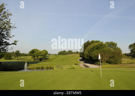 Blick zurück über 1. Grün, Teich und Brunnen Windlesham Golf Club Bagshot Surrey England Stockfoto