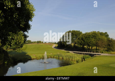 Blick zurück über 1. Grün, Teich und Brunnen Windlesham Golf Club Bagshot Surrey England Stockfoto