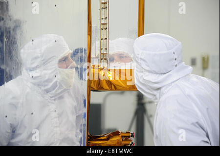 Techniker von Vandenberg AFB überprüfen das LDCM-Raumschiff nach dem Betanken. Die Mission bietet kontinuierliche Erdbeobachtung, unterstützt Umweltüberwachung, Landmanagement, Fernerkundung, Satellitenbetrieb, wissenschaftliche Datenerhebung, Bildgebung und technologische Entwicklung. Stockfoto