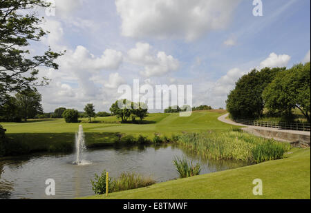 Blick zurück über 1. Grün, Teich und Brunnen Windlesham Golf Club Bagshot Surrey England Stockfoto