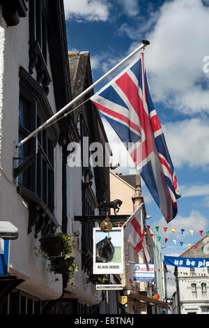 Großbritannien, England, Devon, Great Torrington, High Street, Union flag außerhalb Black Horse Inn Stockfoto