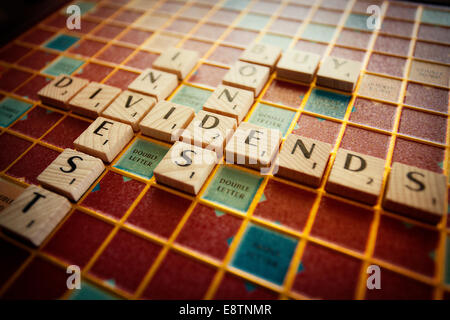 Finanzieller Hinsicht auf ein Scrabble-Brett geschrieben Stockfoto