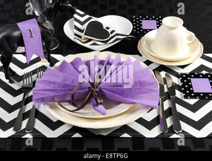 Black And White Chevron mit lila Thema Partei Mittagessen Ort Tischdekoration für Melbourne Cup, australischer Feiertag. Stockfoto