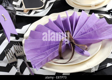 Black And White Chevron mit lila Thema Partei Mittagessen Ort Tischdekoration für Melbourne Cup, australischer Feiertag. Stockfoto