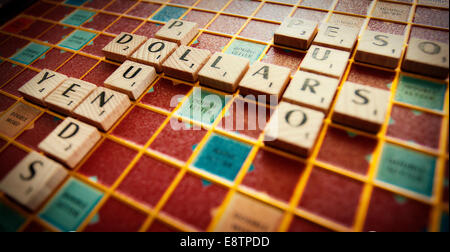 Verschiedenen Währungen der Welt auf einem Scrabble-Brett geschrieben Stockfoto