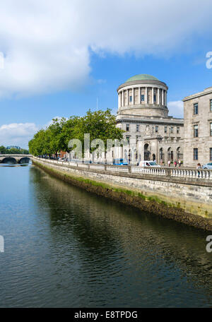 Das Four Courts auf Gasthöfe Kai betrachtet der Fluss Liffey, Stadt Dublin, Republik Irland Stockfoto