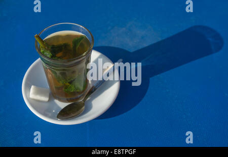 Ein Glas typischen marokkanischen Minztee.  Yum! Stockfoto