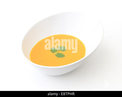 Eine Schüssel mit Karottensuppe isoliert auf einem weißen Hintergrund. Stockfoto