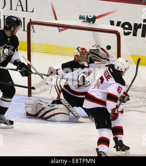Pittsburgh, Pennsylvania, USA. 22. Oktober 2011. New Jersey Torhüter Johan Hedberg (1) bekommt durch einen Schuss von Pinguin linker Verteidiger Chris Kunitz (14) schlagen. Die Pinguine gehen auf die Teufel 4: 2 besiegen. Brian Kunst/Southcreek/ZUMAPRESS.com/Alamy © Live-Nachrichten Stockfoto