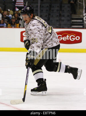 11. November 2011 - nimmt Pittsburgh, Pennsylvania, USA - Pittsburgh linker Verteidiger Matt Cooke (24) ein Schuss am Netz während der Pre-Game Aufwärmen. Die Pinguine trugen Tribut Trikots zu Ehren der Veteranen Tag vor dem Start des Spiels. Pittsburgh besiegt Dallas 3-1. (Kredit-Bild: © Brian Kunst/Southcreek/ZUMAPRESS.com) Stockfoto