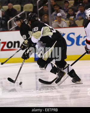 Pittsburgh, Pennsylvania, USA. 22. Oktober 2011. Pittsburgh Penguins Verteidigung Mann Kris Letang (58) bricht das Spiel wieder auf Eis. Am Ende der ersten Periode ist Pittsburgh bis 1-0 in New Jersey. Brian Kunst/Southcreek/ZUMAPRESS.com/Alamy © Live-Nachrichten Stockfoto