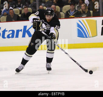 Pittsburgh, Pennsylvania, USA. 22. Oktober 2011. Pittsburgh Linksaußen James Neal (18) sucht einen offenen Mann. Am Ende der ersten Periode ist Pittsburgh auf New Jersey 1-0. Brian Kunst/Southcreek/ZUMAPRESS.com/Alamy © Live-Nachrichten Stockfoto