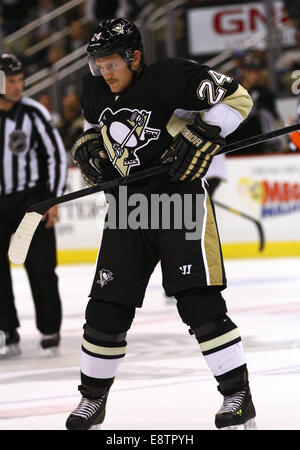 11. November 2011 - Pittsburgh, Pennsylvania, USA - Pittsburgh Linksaußen gibt sich Matt Cooke (24) bläst eine Schnellverstellung vor dem Pfiff. Die Pittsburgh Penguins besiegte den Dallas Stars 3: 1. (Kredit-Bild: © Brian Kunst/Southcreek/ZUMAPRESS.com) Stockfoto