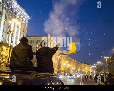 Kiew, Ukraine. 14. Oktober 2014. März widmet sich die Helden der Ukraine: von den Soldaten des Ukrainischen Aufstandsarmee Kämpfer der Anti-Terror-Operationen. Fackelzug auf den Straßen der Hauptstadt der Ukraine. Unter dem Motto "Schutz von unseren am meisten Heiligen Lady Theotokos und Ever-Jungfrau Maria-ist unser Urlaub!" und "Bandera ist ein Held!" Aktivisten der "rechten Sektor" marschierten durch die Straßen von Kiew. © Igor Golovniov/ZUMA Draht/Alamy Live-Nachrichten Stockfoto