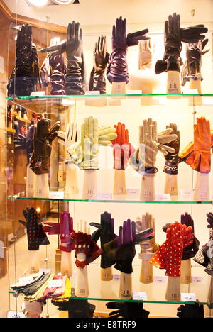 Farbenfrohe italienische Handschuhe in Venedig Store front-Fenster angezeigt. Stockfoto