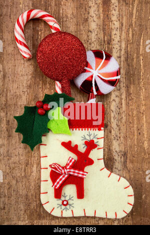 Weihnachtsschmuck und Socke auf Holz Hintergrund. Schöne Weihnachtskarte. Stockfoto