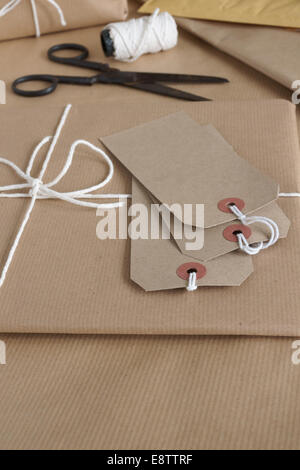 Parzelle Verpackung braunen Papier Paketetiketten und string Stockfoto