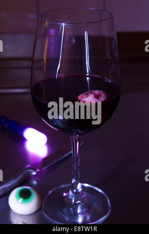 Halloween-Augen in ein Glas Wein Stockfoto