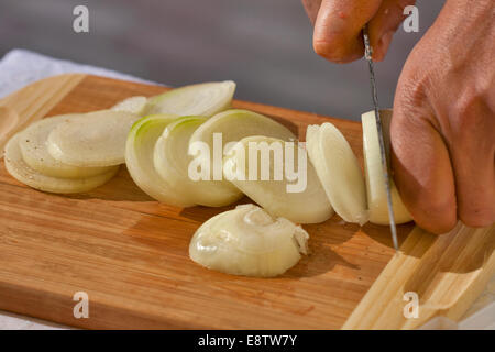 rohe Zwiebeln schneiden, auf ein Cutting Board closeup Stockfoto