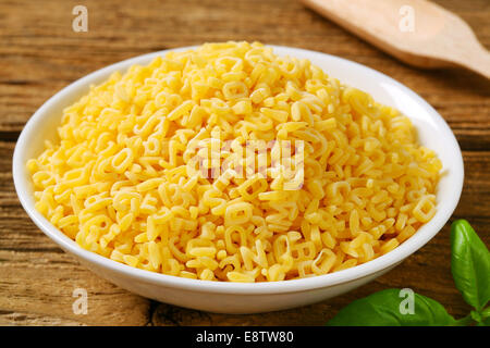 Platte von kleinen Brief-förmige Pasta Stockfoto