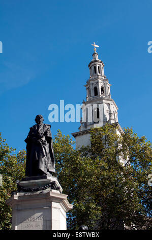 Kirche St. Clement Danes und Gladstone Statue, London, UK Stockfoto