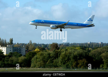 KLM Cityhopper Embraer ERJ-190 Flugzeuge landen am Flughafen Birmingham, UK Stockfoto