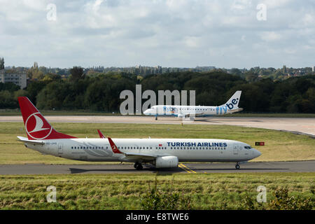 Turkish Airlines Boeing 737-900 und Flybe Embraer ERJ-175 am Flughafen Birmingham, UK Stockfoto