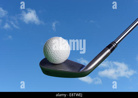 Golfball auf einem Golfclub im freien Stockfoto