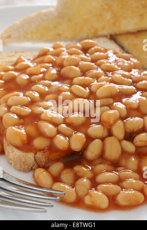 Gebackene Bohnen in Tomatensauce auf toast Stockfoto