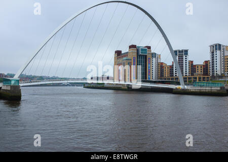 Baltic Centre for Contemporary Art, Gateshead Quays durch die Gateshead Millennium Bridge an einem bewölkten Tag. Stockfoto