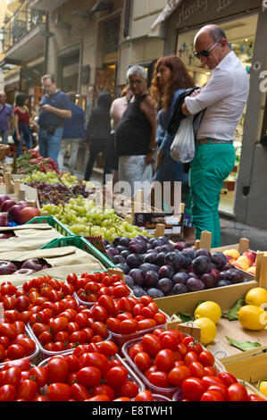 Frisches Obst und Gemüse für den Verkauf auf einem Straßenmarkt Stall in Sorrent, Italien Stockfoto