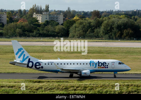 Flybe Embraer ERJ-175 Rollen am Flughafen Birmingham, UK Stockfoto