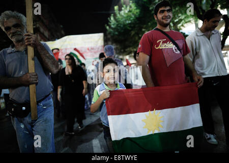 Thessaloniki, Griechenland. 14. Oktober 2014. Eine kurdische Kind lebt in Griechenland hält eine kurdische Flagge bei einer pro-kurdischen Demonstration gegen Angriffe von islamischen Staat Aufständischen Ausrichtung auf die syrische Stadt Kobane in Thessaloniki, Griechenland am 14. Oktober 2014 ins Leben gerufen. Bildnachweis: Konstantinos Tsakalidis/Alamy Live-Nachrichten Stockfoto