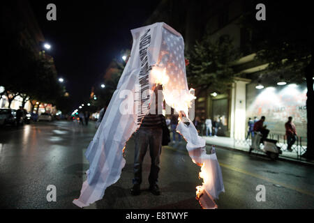 Thessaloniki, Griechenland. 14. Oktober 2014. Ein Kurde, der in Griechenland lebt feuert eine Dummy-amerikanische Flagge vor der amerikanischen Botschaft bei einer pro-kurdischen Demonstration gegen Angriffe von islamischen Staat Aufständischen Ausrichtung auf die syrische Stadt Kobane in Thessaloniki, Griechenland am 14. Oktober 2014 ins Leben gerufen. Bildnachweis: Konstantinos Tsakalidis/Alamy Live-Nachrichten Stockfoto