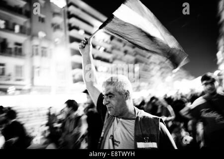 Thessaloniki, Griechenland. 14. Oktober 2014. Kurden leben in Griechenland protestieren in Thessaloniki während der pro-kurdischen Demonstration gegen Angriffe von islamischen Staat Aufständischen Ausrichtung auf die syrische Stadt Kobane in Thessaloniki, Griechenland am 14. Oktober 2014 ins Leben gerufen. Bildnachweis: Konstantinos Tsakalidis/Alamy Live-Nachrichten Stockfoto