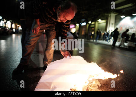 Thessaloniki, Griechenland. 14. Oktober 2014. Ein Kurde, der in Griechenland lebt feuert eine Dummy-amerikanische Flagge vor der amerikanischen Botschaft bei einer pro-kurdischen Demonstration gegen Angriffe von islamischen Staat Aufständischen Ausrichtung auf die syrische Stadt Kobane in Thessaloniki, Griechenland am 14. Oktober 2014 ins Leben gerufen. Bildnachweis: Konstantinos Tsakalidis/Alamy Live-Nachrichten Stockfoto