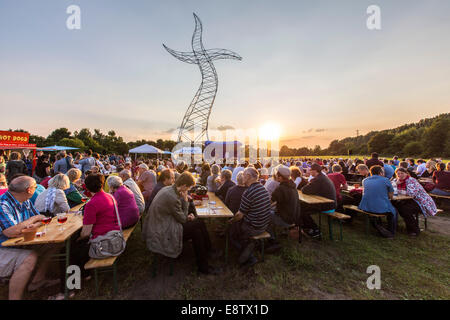 Poetry-Slam-Event, als Bestandteil der "Emscher-Kunst". Skulptur: "Zauberlehrling"-"Der Zauberlehrling" in Oberhausen Stockfoto